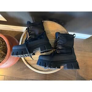 H&M Black Faux Fur Lined Platform Combat Boots – EU 39 – Like New